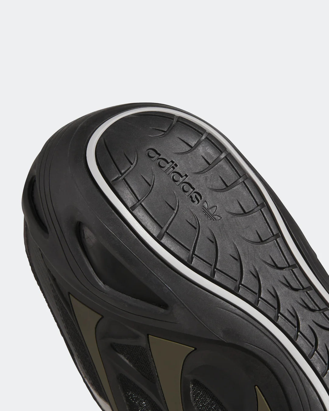 adidas para Bad Bunny x Mercedes-AMG F1 Adi Racer GT Brown