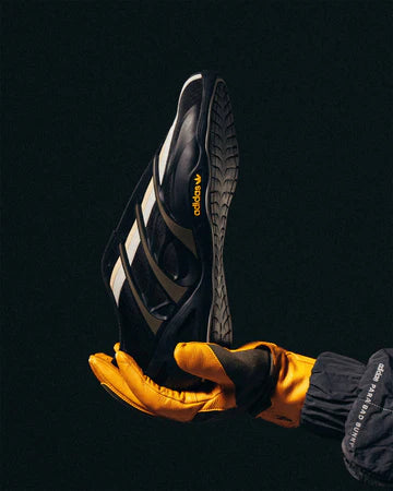 adidas para Bad Bunny x Mercedes-AMG F1 Adi Racer GT Brown