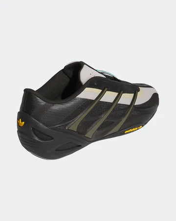 adidas para Bad Bunny x Mercedes-AMG F1 Adi Racer GT Brown